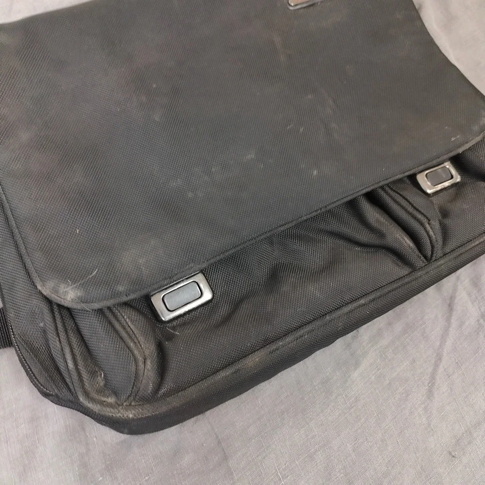 Tumi Alpha Messenger Bag Mens Large Black Ballistic Nylon Briefcase‎ Business
